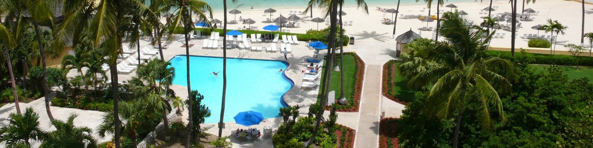 Nassau showing swimming, a luxury hotel or resort and tropical scenes