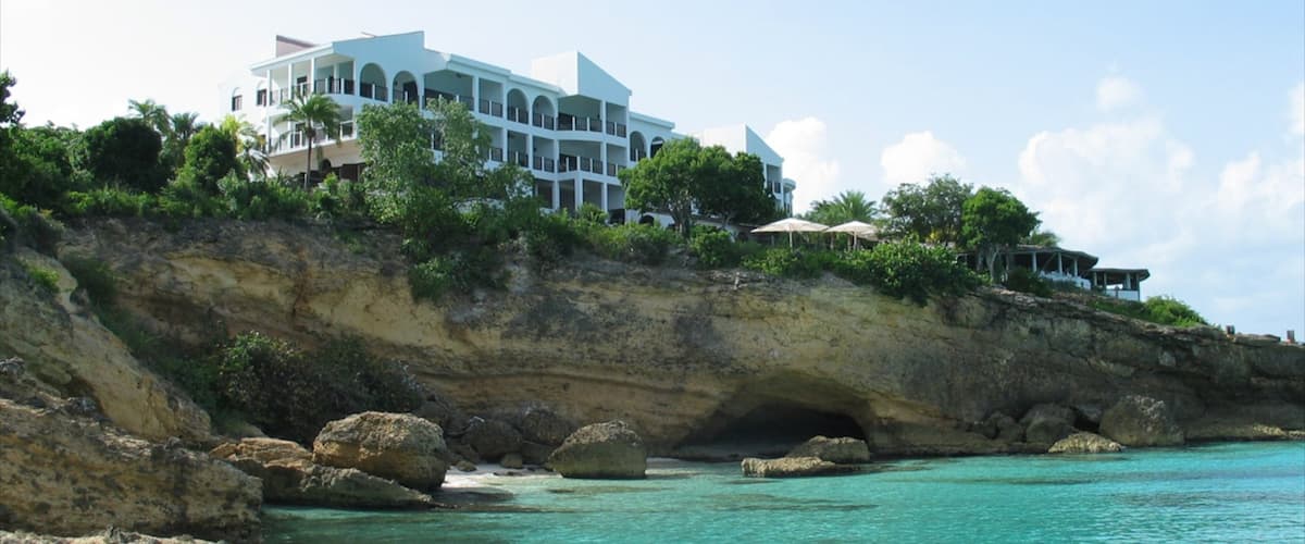 Anguila mostrando una ciudad costera, escenas tropicales y costa rocosa