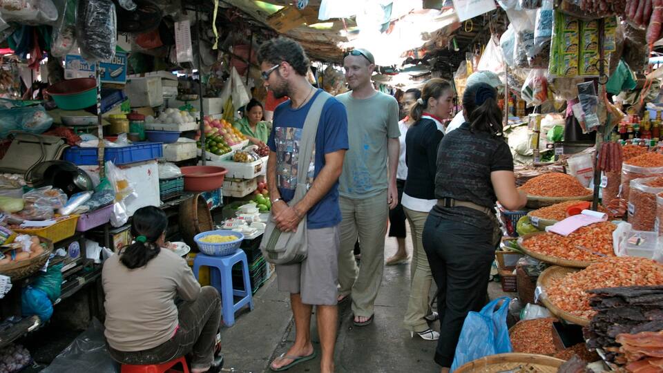 Phnom Penh que incluye escenas urbanas, una ciudad y mercados
