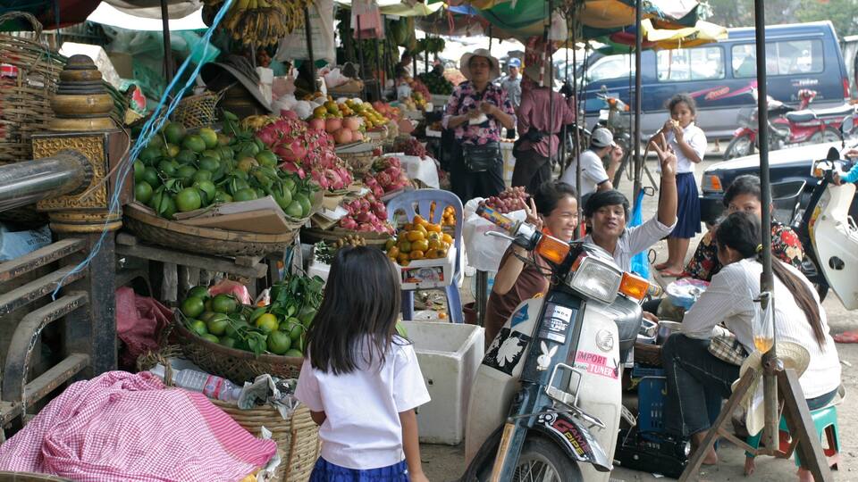 Phnom Penh mostrando mercados, escenas urbanas y comida