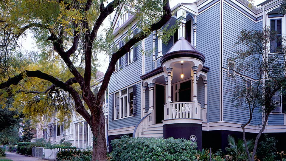 Galveston que inclui uma casa, uma cidade e cenas de rua