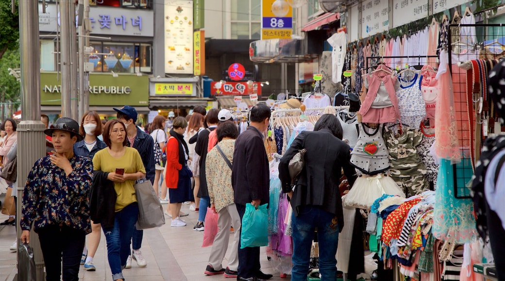 Dongdaemun historie- och kulturpark som visar marknader såväl som en liten grupp av människor