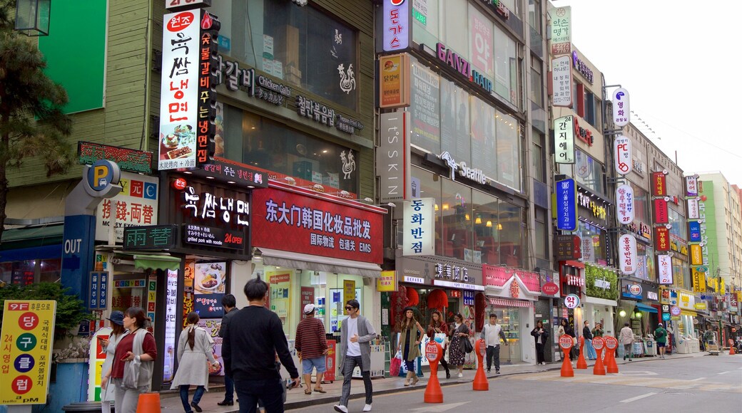 Dongdaemun History & Culture Park que inclui uma cidade assim como um pequeno grupo de pessoas