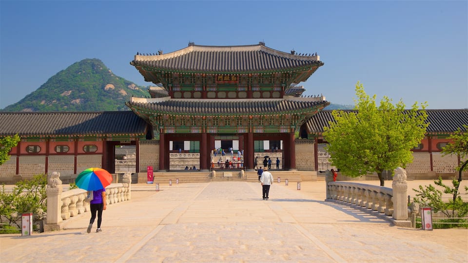Gyeongbok Palast welches beinhaltet historische Architektur und Platz oder Plaza sowie kleine Menschengruppe