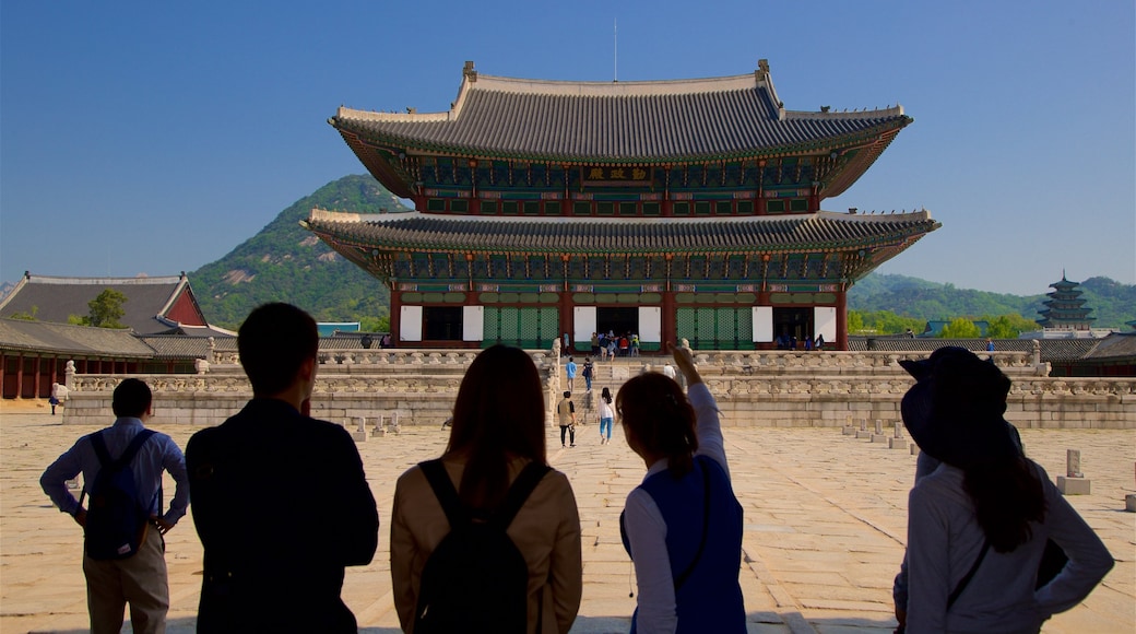 Palacio Gyeongbok mostrando patrimonio de arquitectura y un parque o plaza y también un pequeño grupo de personas