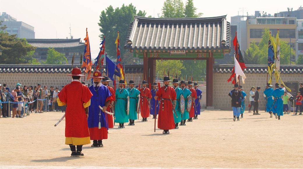 Palacio Gyeongbok mostrando arte escénica y también un pequeño grupo de personas