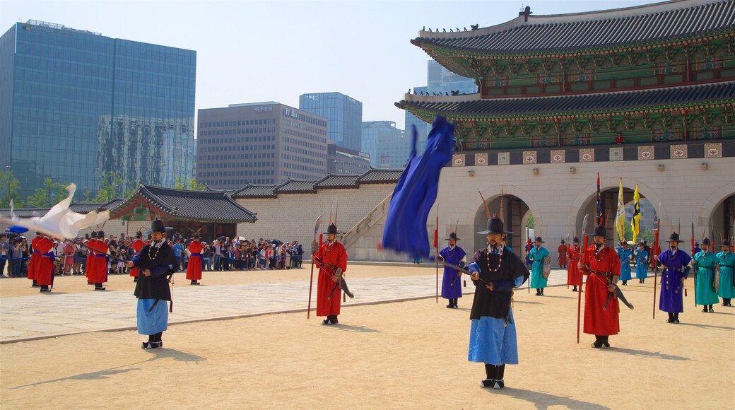 Palacio Gyeongbok ofreciendo arte escénica y una ciudad y también un pequeño grupo de personas