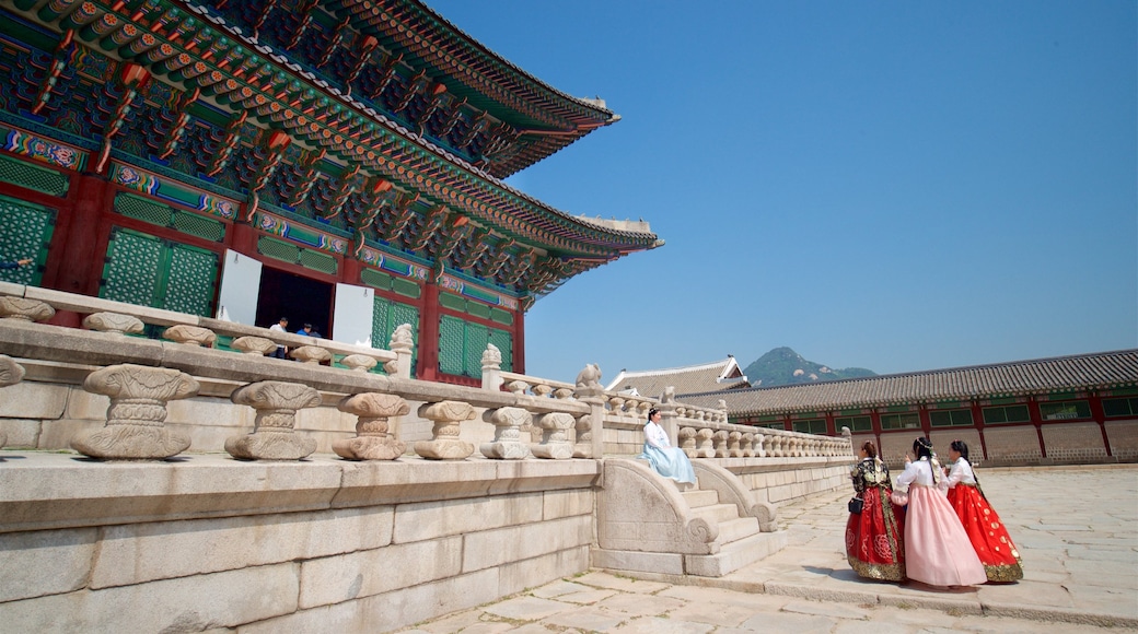 Palacio Gyeongbok mostrando un parque o plaza y elementos del patrimonio y también un pequeño grupo de personas