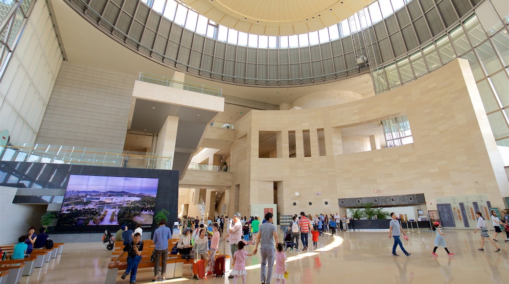 Nationaal museum van Korea inclusief interieur en ook een klein groepje mensen