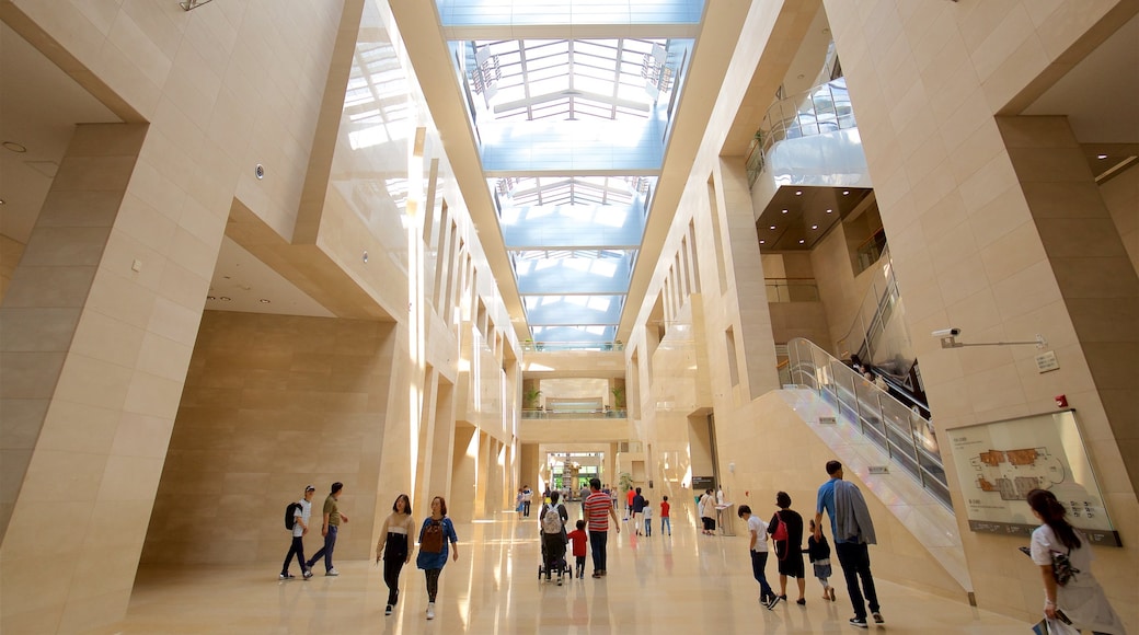Nationaal museum van Korea bevat interieur en ook een klein groepje mensen