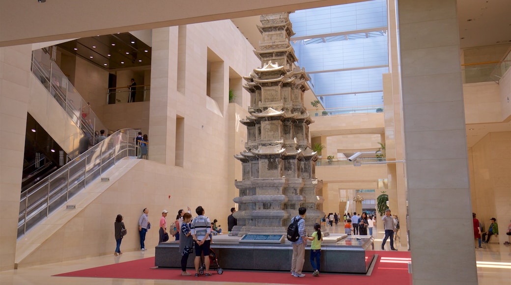 Nationaal museum van Korea inclusief historisch erfgoed en interieur en ook een klein groepje mensen