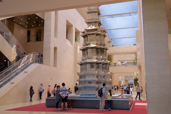 Koreanisches Nationalmuseum welches beinhaltet Innenansichten und Geschichtliches sowie kleine Menschengruppe