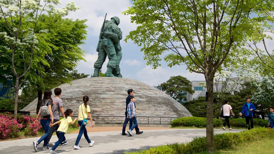 War Memorial of Korea showing wildflowers, a garden and a statue or sculpture