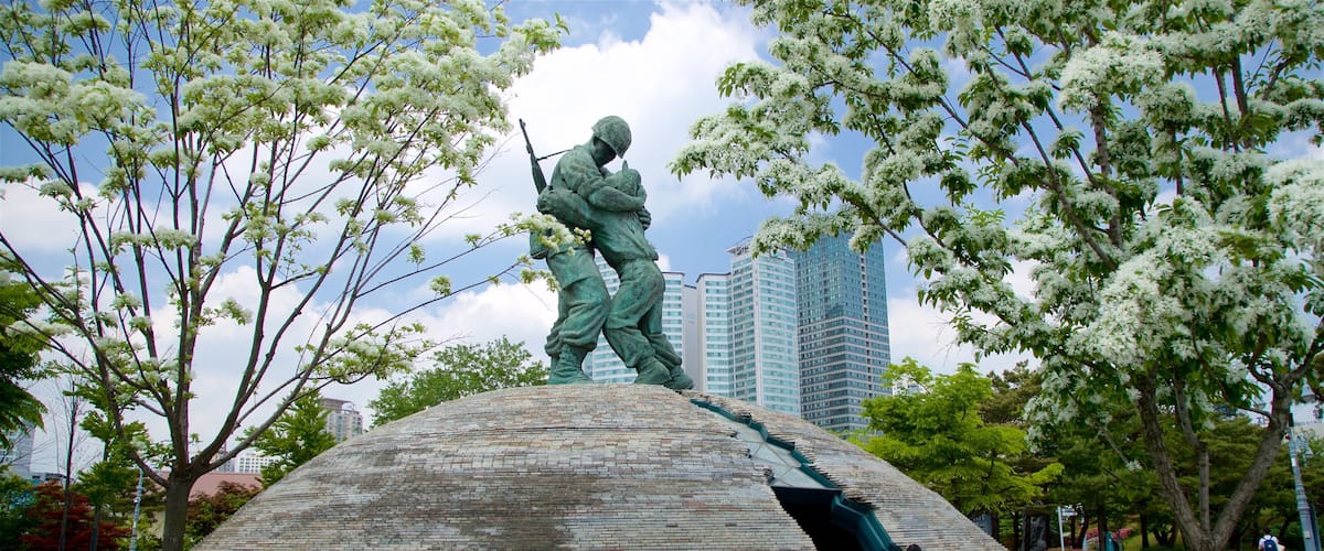 전쟁기념관 을 특징 공원, 도시 과 동상 또는 조각상