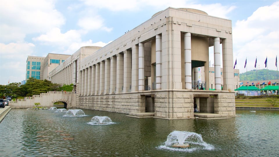 War Memorial of Korea which includes a pond and a fountain