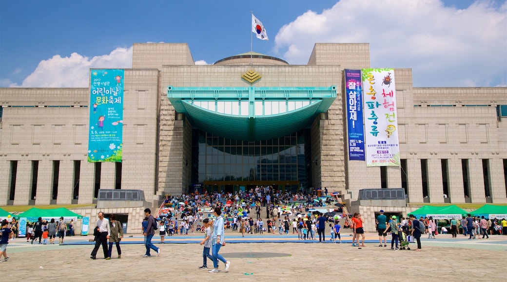 Monumento commemorativo alla guerra di Corea caratteristiche di architettura moderna e segnaletica cosi come un grande gruppo di persone