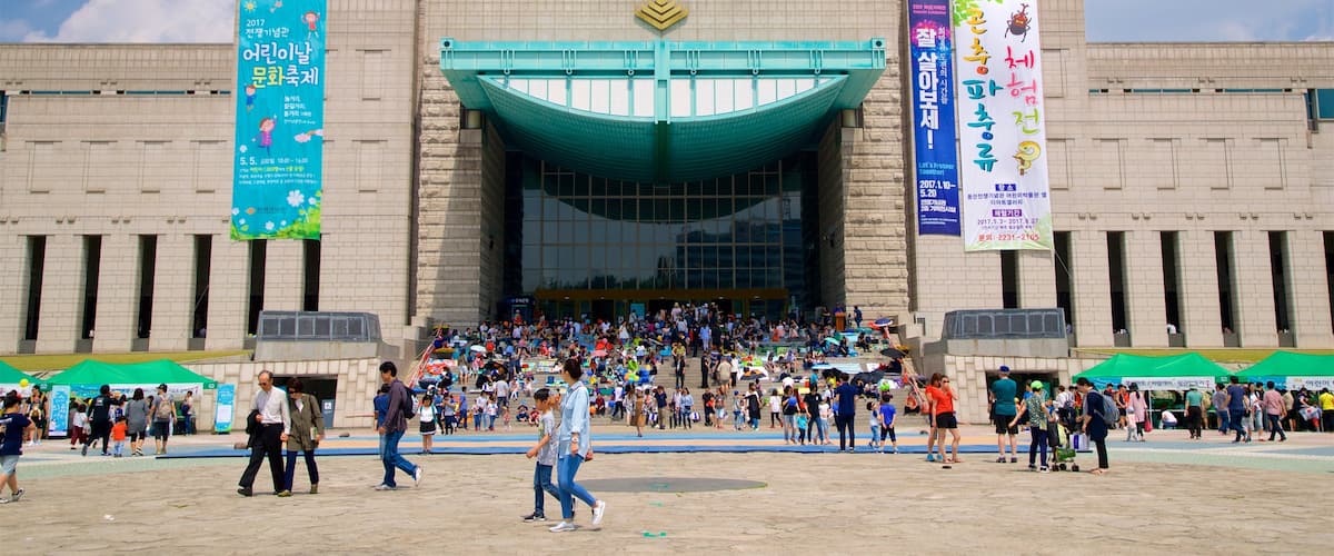 War Memorial of Korea featuring signage and modern architecture as well as a large group of people