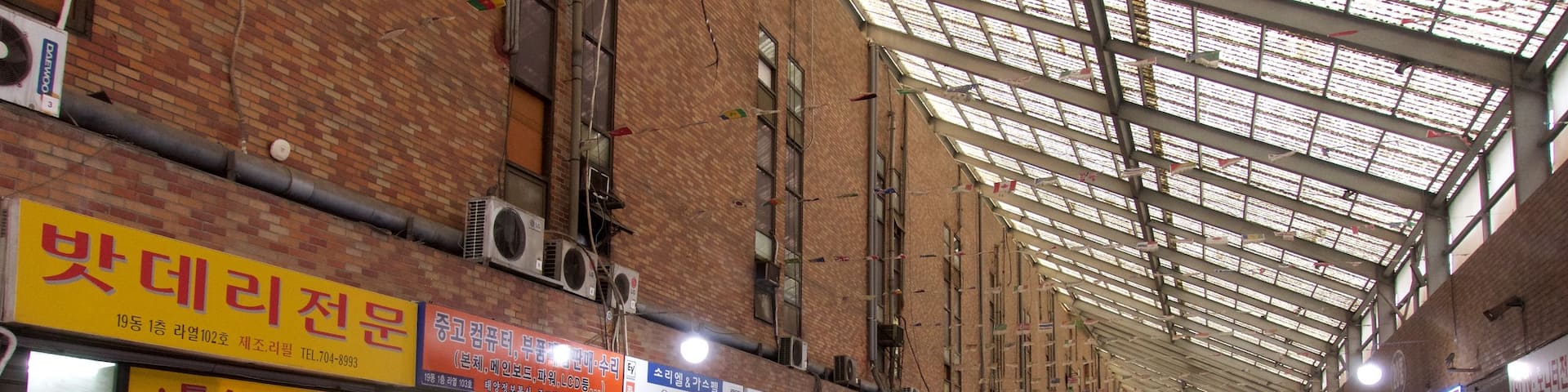 Yongsan-Elektronikmarkt mit einem Einkaufen und Innenansichten