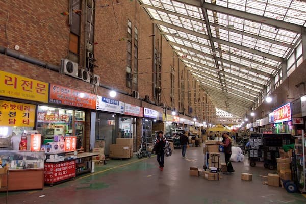 Yongsan-Elektronikmarkt mit einem Einkaufen und Innenansichten