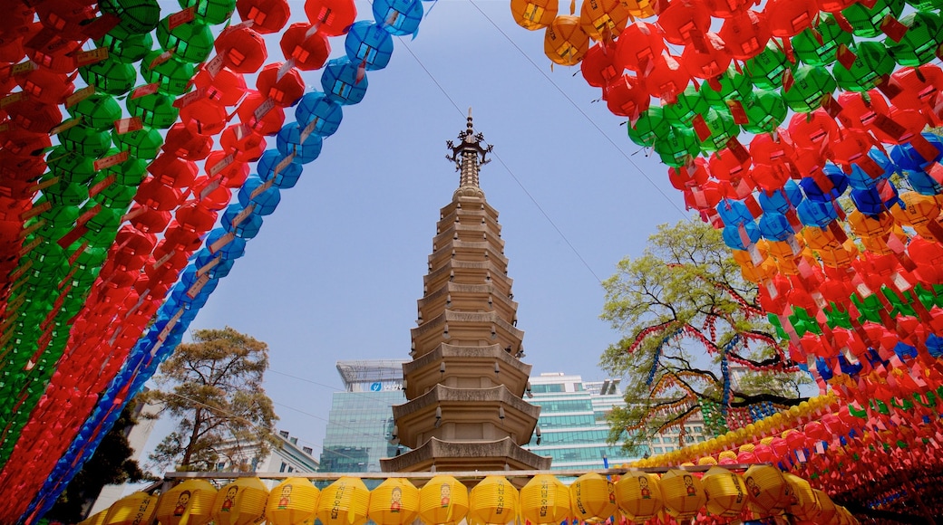 Templo Jogyesa que incluye arte al aire libre, una ciudad y arquitectura patrimonial