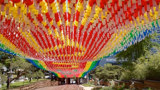 Bongeunsa mostrando arte ao ar livre e um jardim