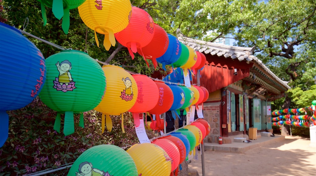 Bongeunsa Temple featuring heritage elements and outdoor art