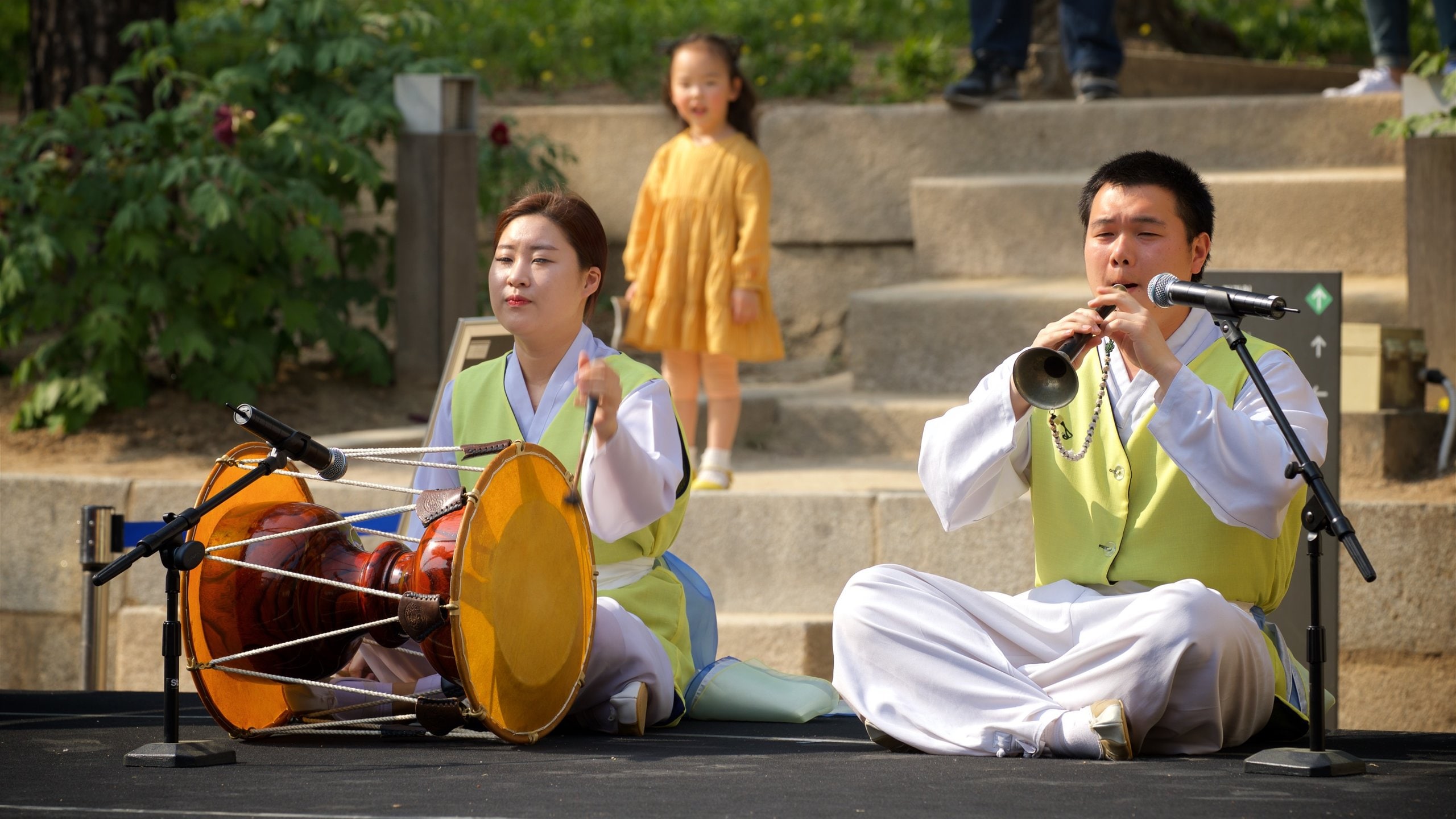 Deoksugung Palace showing music and performance art as well as a couple
