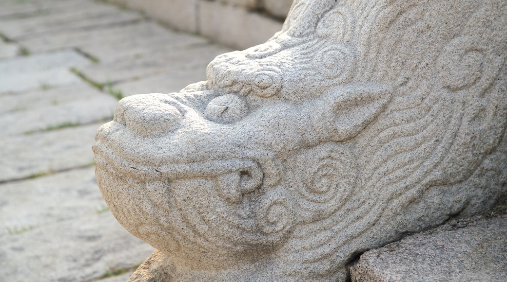 Gyeonghuigung Palace featuring heritage elements