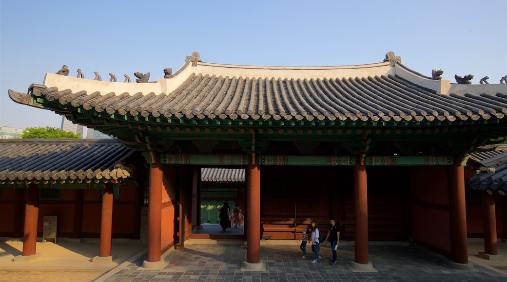 Gyeonghuigung Palace showing heritage elements as well as a small group of people