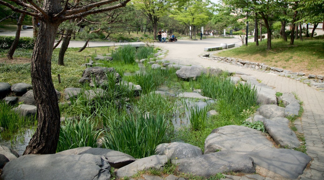 Namsangol Hanok Village showing a park