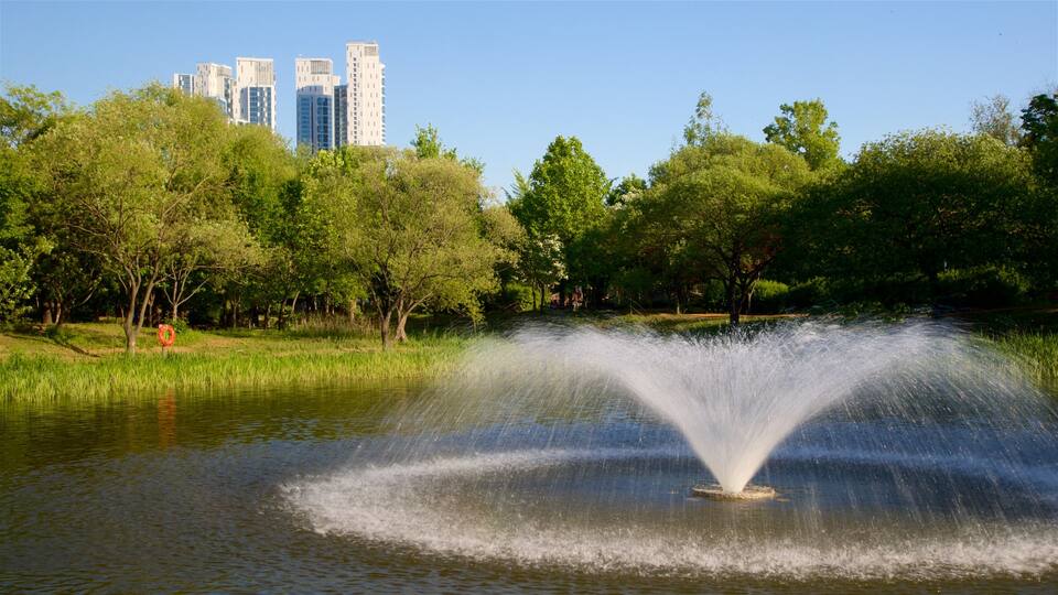 Foresta di Seul caratteristiche di fontana, casa a torre e laghetto
