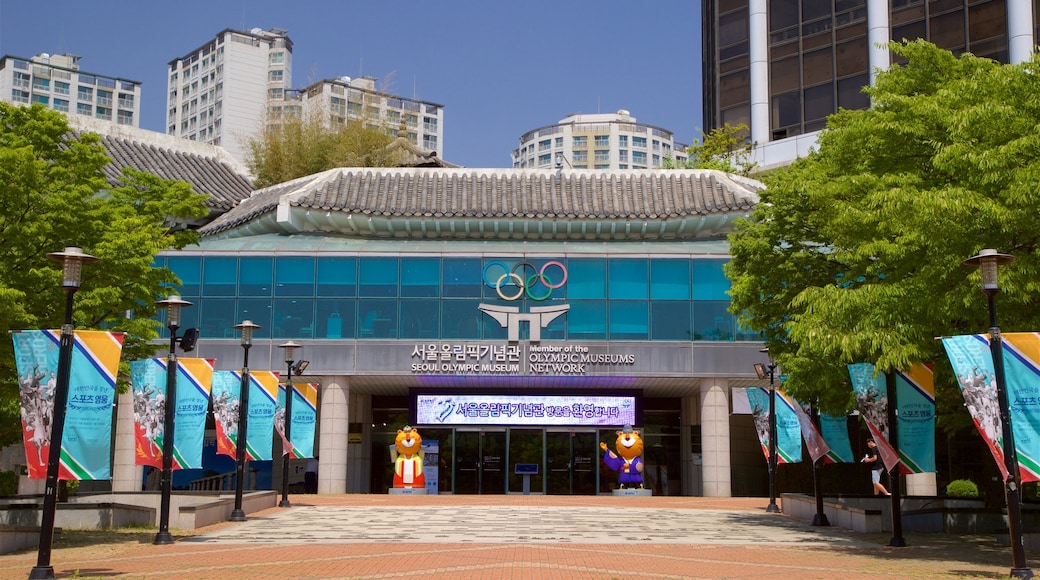 Seoul Olympic Museum showing a city and heritage elements