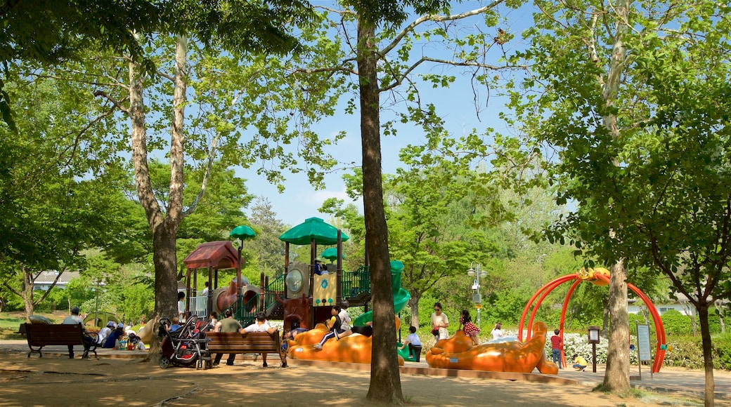 Yongsan Park showing a playground and a garden as well as a family