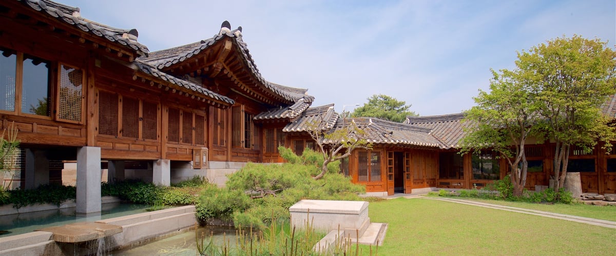 Koreanisches Möbelmuseum das einen Springbrunnen, Geschichtliches und Garten