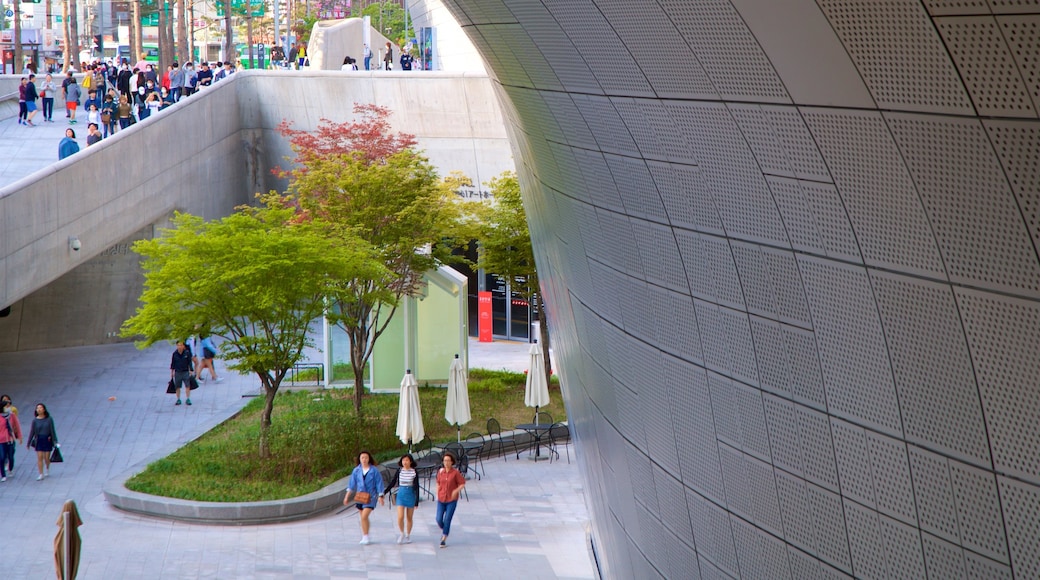 Dongdaemun Design Plaza en ook een klein groepje mensen