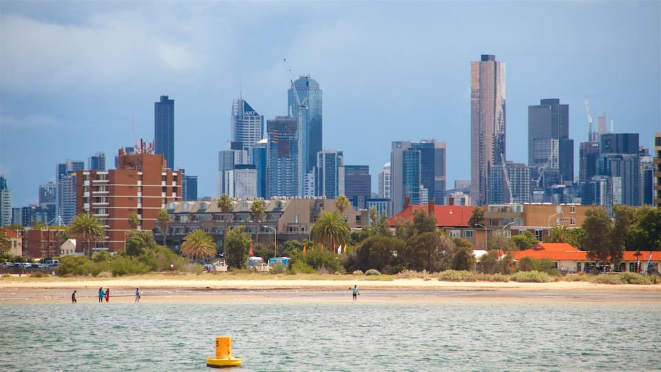 St Kilda toont algemene kustgezichten, een wolkenkrabber en een zandstrand