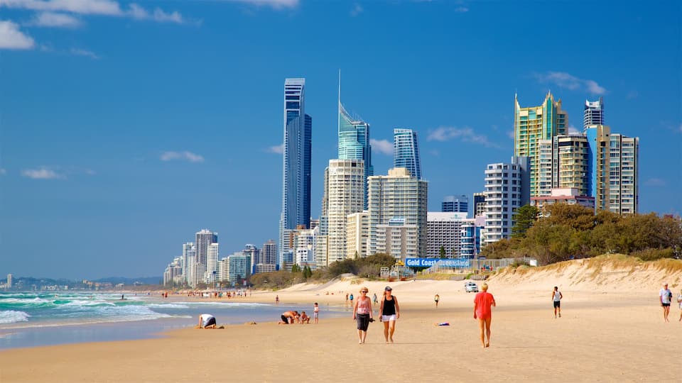 Main Beach trong đó bao gồm tòa nhà chọc trời, bãi biển cát và thành phố