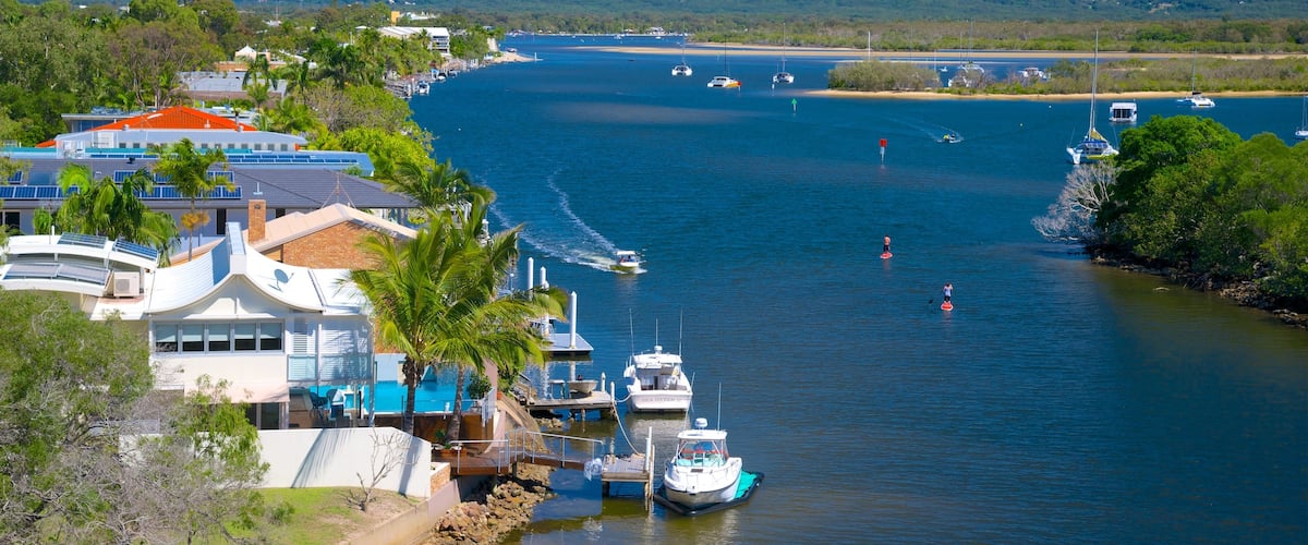 Sunshine Coast mostrando paseos en lancha, una casa y un río o arroyo