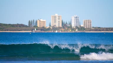 Mooloolaba showing waves and a coastal town