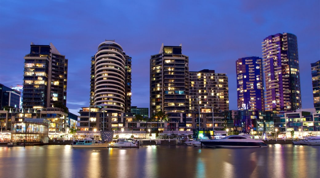 Docklands cho thấy thành phố, cảnh đêm và cảng hoặc vịnh