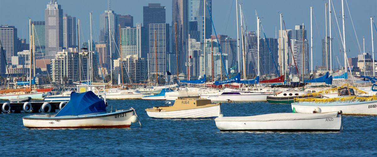 Williamstown ofreciendo una ciudad, un edificio de gran altura y una bahía o puerto