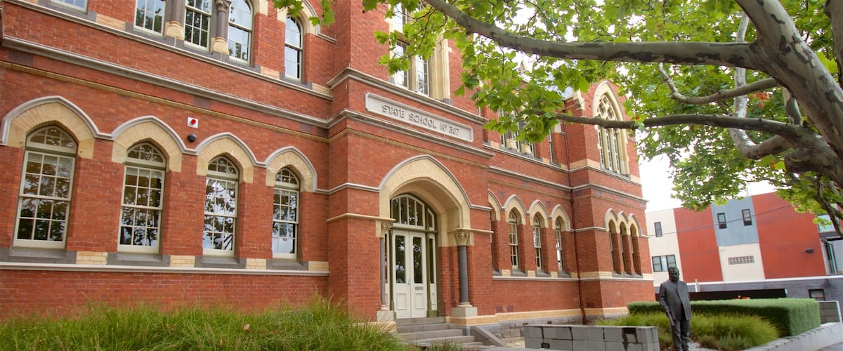 North Melbourne showing a statue or sculpture and heritage elements