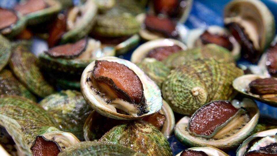 Richmond featuring markets and food