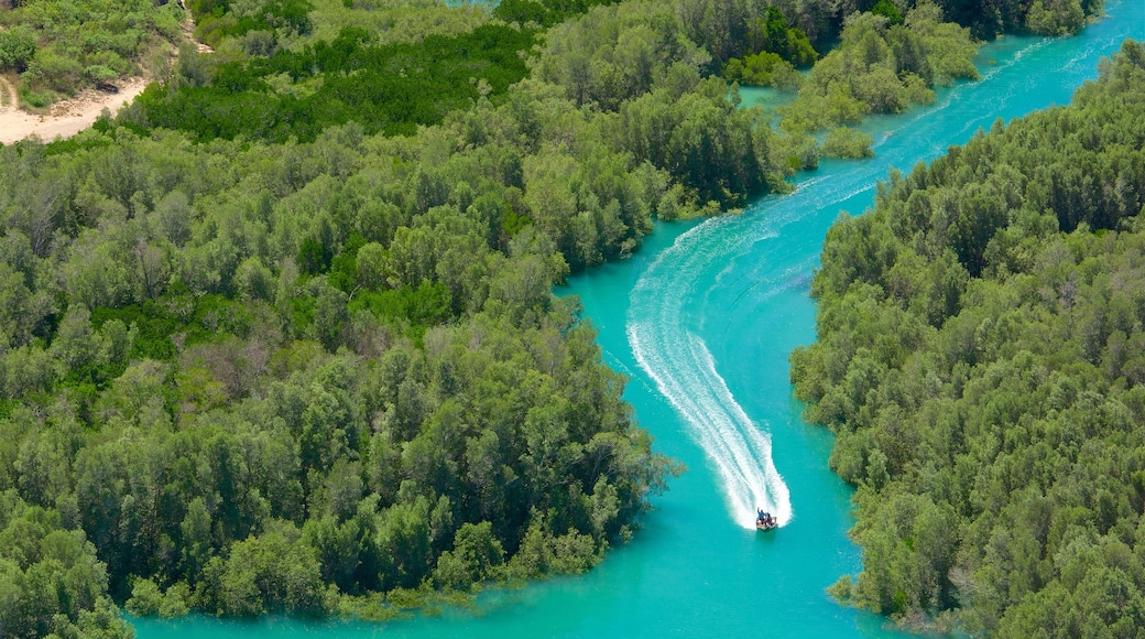 Australia Occidental que incluye embarcaciones y un río o arroyo