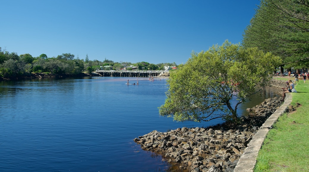 Byron Bay che include fiume o ruscello e parco