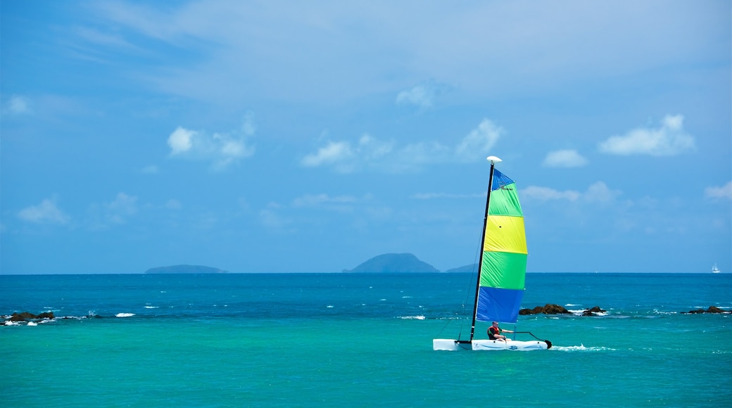 Whitsunday Islands som omfatter kitesurfing og udsigt over kystområde