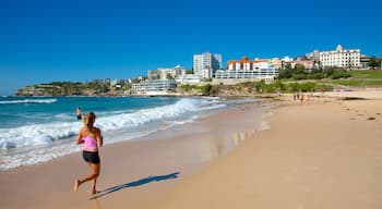 Bondi Beach mostrando località costiera, spiaggia e vista della costa