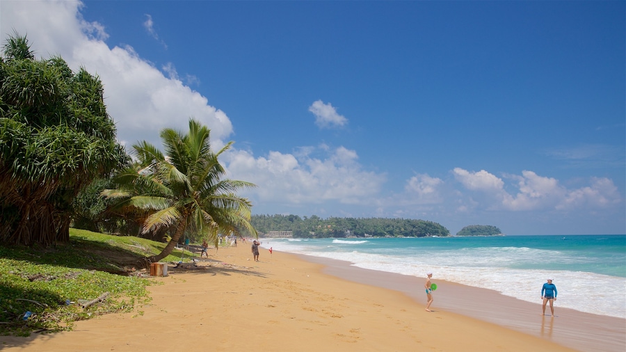 Playa Karon que incluye escenas tropicales, una playa de arena y vistas generales de la costa
