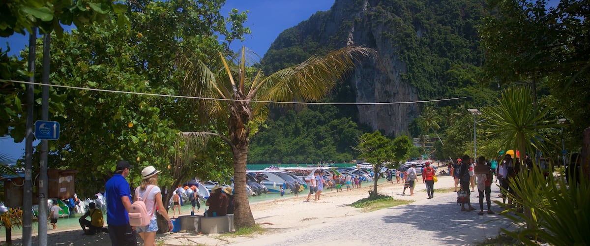 Ko Phi Phi ofreciendo escenas tropicales, montañas y una playa de arena