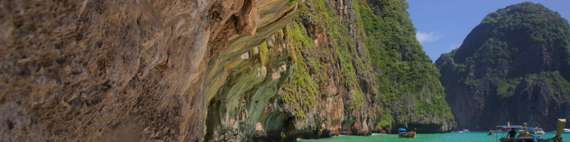 Maya Bay showing boating, general coastal views and tropical scenes